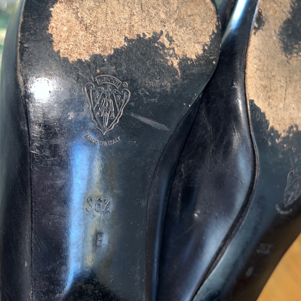 Gucci Black Leather Pumps with Bow Accent Perfect Vintage Condition - Picture 11 of 11